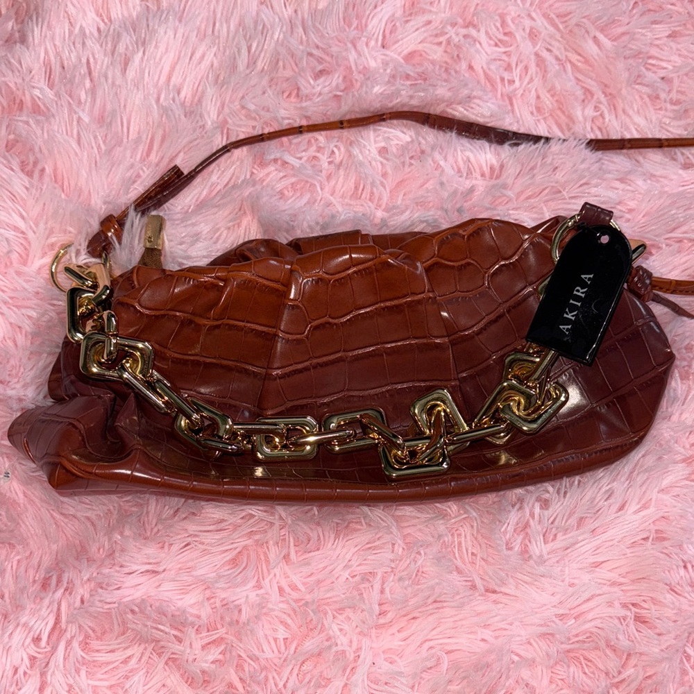 Chic AKIRA Brown Croc-Embossed Shoulder Bag with Gold Chain